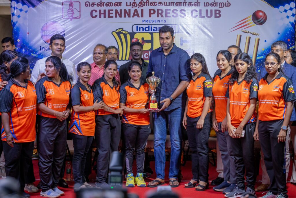 சென்னை சேப்பாக்கத்தில் நடைபெற்ற சென்னை பத்திரிகையாளர் மன்றத்தின் CPC Cricket League 2026 பரிசளிப்பு விழாவில் வெற்றி பெற்ற வீரர்களுக்கு பரிசுகளை வழங்கும் அமைச்சர் ஆதவ் அர்ஜுனா.