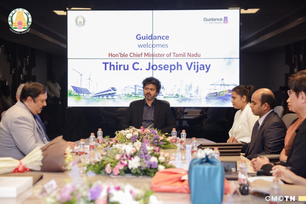 சென்னையில் நடைபெற்ற நிகழ்ச்சியில் முதலமைச்சர் தளபதி சி. ஜோசப் விஜய் முன்னிலையில் Guidance Tamil Nadu மற்றும் சர்வதேச நிறுவனங்களுக்கிடையே புரிந்துணர்வு ஒப்பந்தங்கள் கையெழுத்தாகும் காட்சி.
