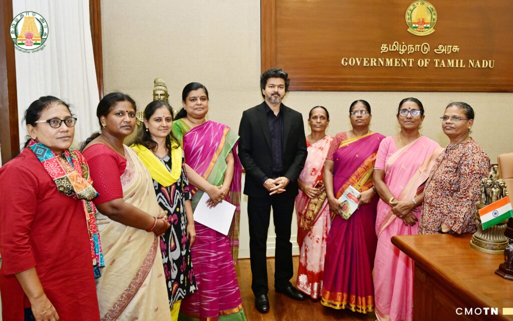 சென்னை தலைமைச் செயலகத்தில் அனைத்து பெண்கள் கூட்டமைப்பின் பிரதிநிதிகளை சந்தித்து கலந்துரையாடும் தமிழ்நாடு முதலமைச்சர் தளபதி சி. ஜோசப் விஜய்.
