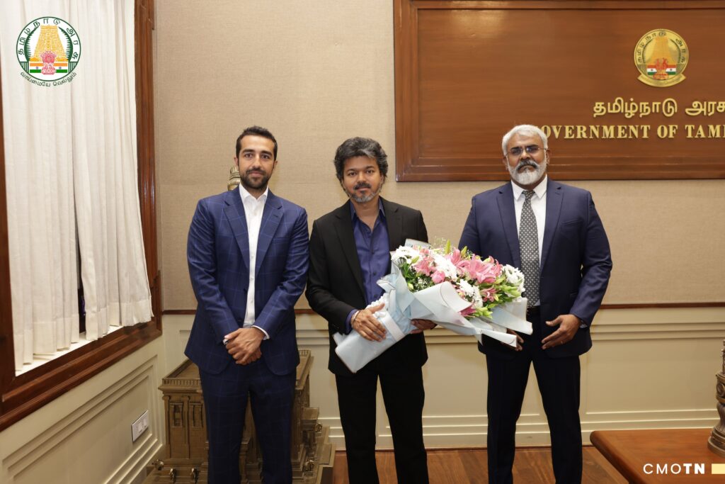 சென்னை தலைமைச் செயலகத்தில் டிக்ஸன் டெக்னாலஜிஸ் நிறுவனத்தின் துணைத் தலைவர் பிரித்வி வச்சானி மற்றும் தலைவர் ஜோஷ் ஃபோல்ஜர் ஆகியோரை சந்தித்து ஆலோசனை நடத்தும் தமிழ்நாடு முதலமைச்சர் தளபதி சி. ஜோசப் விஜய்.
