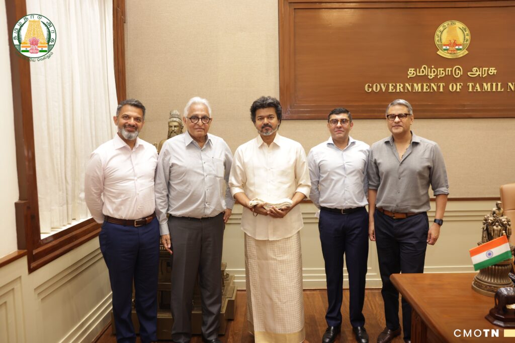 சென்னை தலைமைச் செயலகத்தில் மலையாள மனோரமா குழுமத்தின் நிர்வாக ஆசிரியர் ஜேக்கப் மேத்யூ தலைமையிலான நிர்வாகிகளை சந்தித்து கலந்துரையாடும் தமிழ்நாடு முதலமைச்சர் தளபதி சி. ஜோசப் விஜய்.