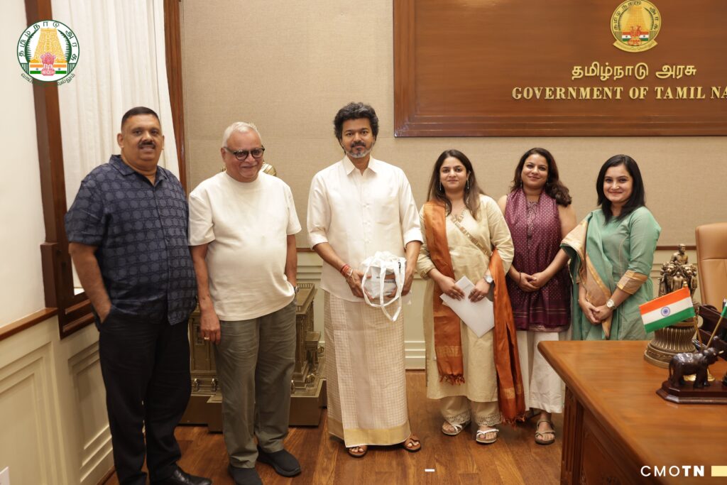 சென்னை தலைமைச் செயலகத்தில் மாத்ருபூமி பிரிண்டிங் & பப்ளிஷிங் நிறுவனத்தின் நிர்வாக இயக்குநர் எம்.வி. ஷ்ரேயாம்ஸ் குமார் தலைமையிலான நிர்வாகிகளை சந்தித்து கலந்துரையாடும் தமிழ்நாடு முதலமைச்சர் தளபதி சி. ஜோசப் விஜய்.