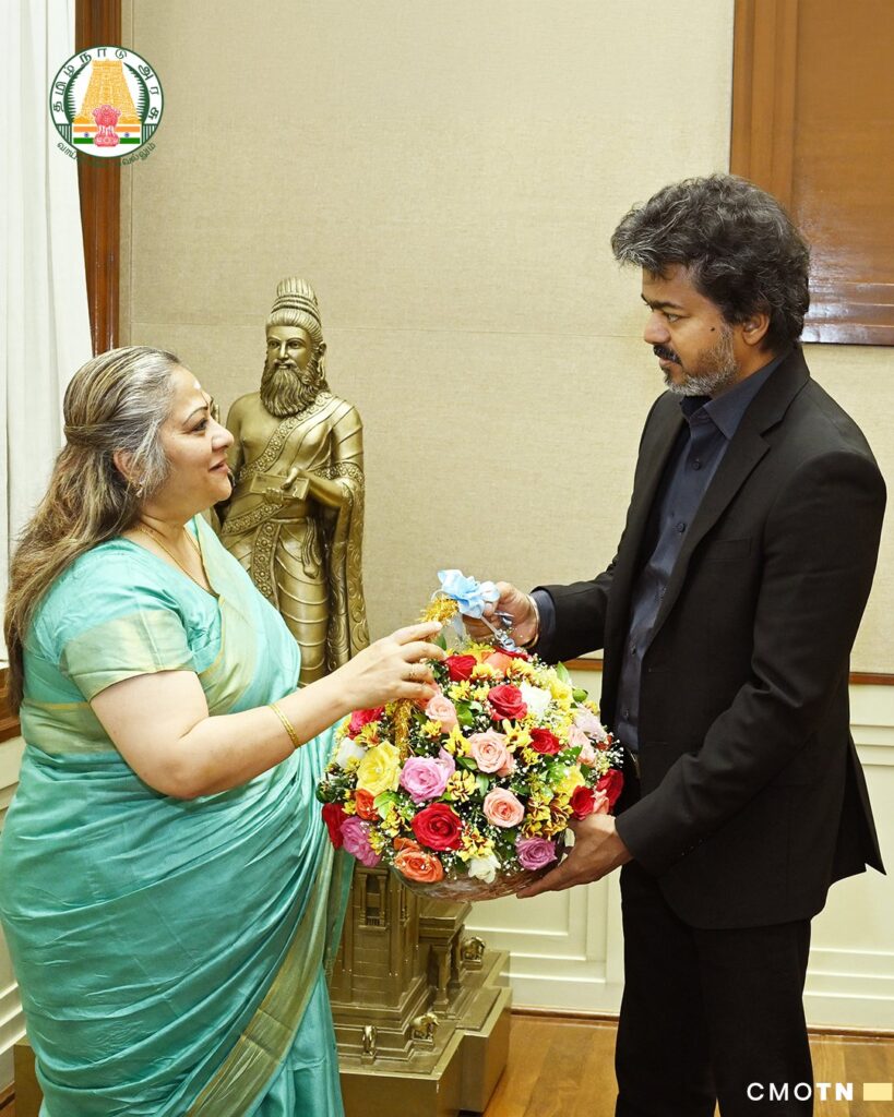 சென்னை தலைமைச் செயலகத்தில் தமிழ்நாடு டாக்டர் ஜெ. ஜெயலலிதா இசை மற்றும் கவின்கலைப் பல்கலைக்கழகத்தின் துணைவேந்தர் முனைவர் எஸ். சௌமியா அவர்களை சந்தித்து பேசும் தமிழ்நாடு முதலமைச்சர் தளபதி சி. ஜோசப் விஜய்.