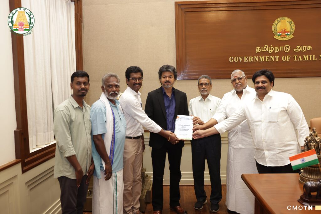 சென்னை தலைமைச் செயலகத்தில் தென்னிந்திய இயற்கை வேளாண்மை கூட்டமைப்பின் அமைப்பாளர் டாக்டர் கே. ராமசாமி மற்றும் நிர்வாகிகளை சந்தித்து ஆலோசனை நடத்தும் தமிழ்நாடு முதலமைச்சர் தளபதி சி. ஜோசப் விஜய்.