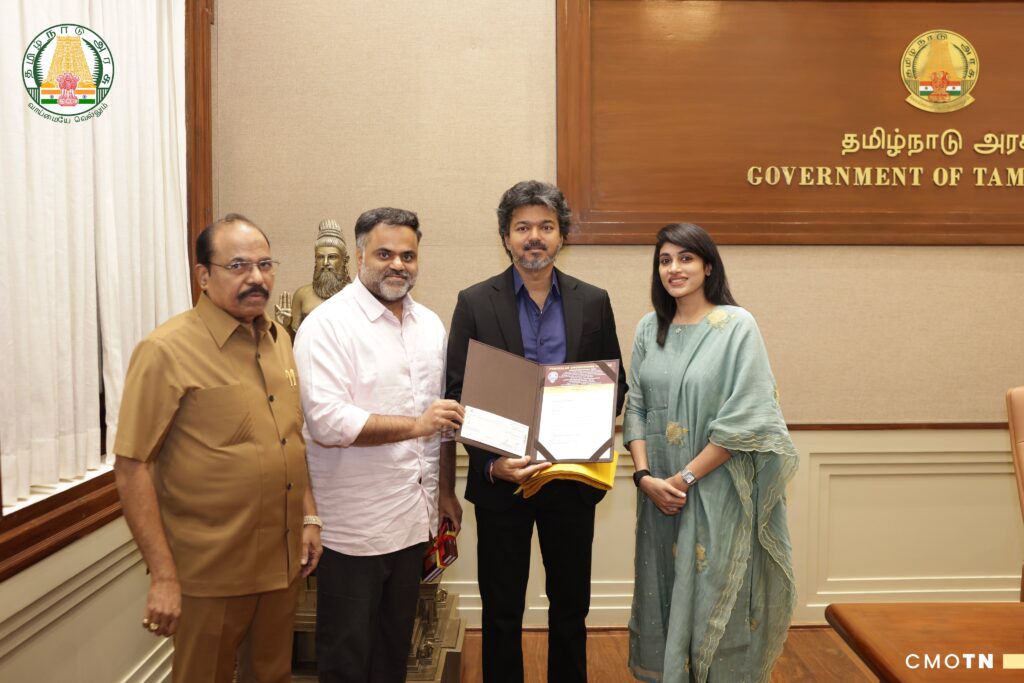 சென்னை தலைமைச் செயலகத்தில் “நலம் தமிழ்நாடு” திட்டத்திற்காக ₹1 கோடி மதிப்பிலான வங்கி வரைவோலையை முதலமைச்சர் தளபதி சி. ஜோசப் விஜய் அவர்களிடம் வழங்கும் பனிமலர் பொறியியல் கல்லூரி நிர்வாகிகள்.