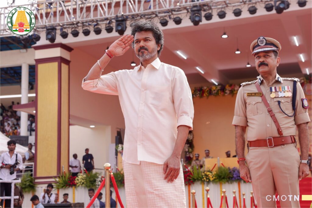 சென்னை எழும்பூர் ராஜரத்தினம் விளையாட்டு அரங்கில் காவல் துறை, தீயணைப்பு மற்றும் சிறைத்துறை அதிகாரிகளுக்கு இந்திய குடியரசுத் தலைவர் மற்றும் முதலமைச்சர் பதக்கங்களை வழங்கும் தமிழ்நாடு முதலமைச்சர் தளபதி சி. ஜோசப் விஜய்.