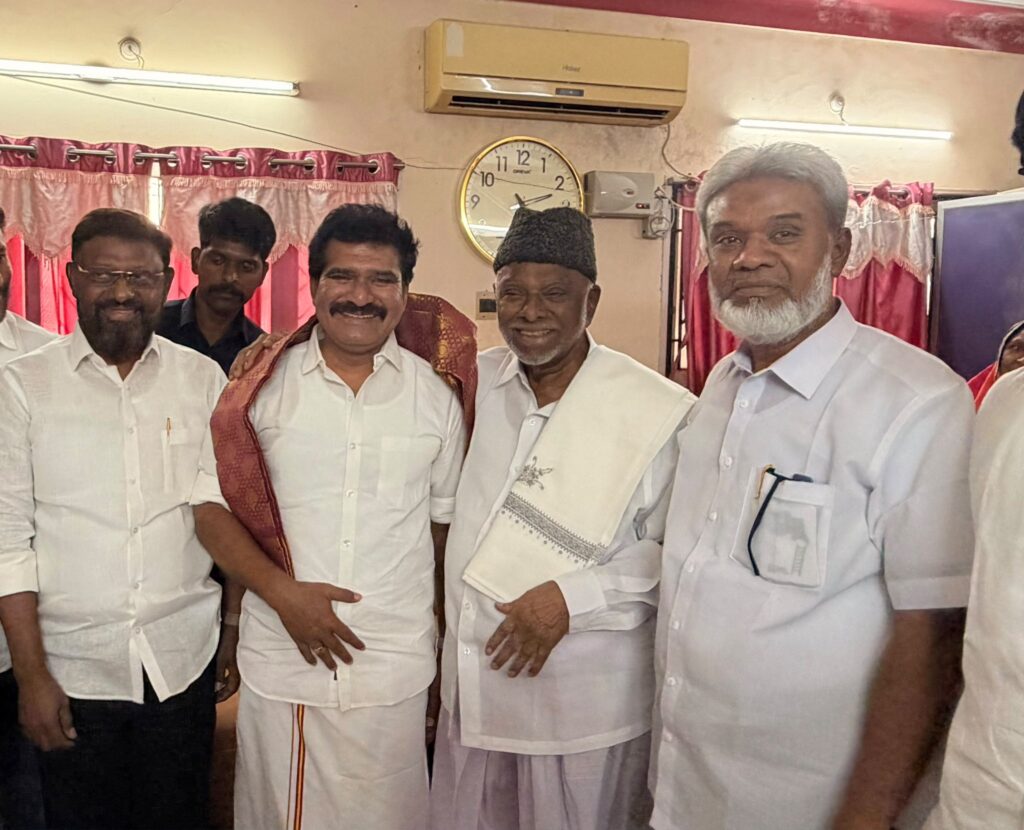 தமிழக வெற்றிக் கழகத்தின் துணைப் பொதுச்செயலாளர் சி.டி.ஆர். நிர்மல் குமார் அவர்கள், இந்திய யூனியன் முஸ்லிம் லீக் தலைவர் பேராசிரியர் கே.எம். காதர் மொகிதீன் அவர்களை திருச்சியில் உள்ள அவரது இல்லத்தில் மரியாதை நிமித்தமாக சந்தித்த காட்சி.