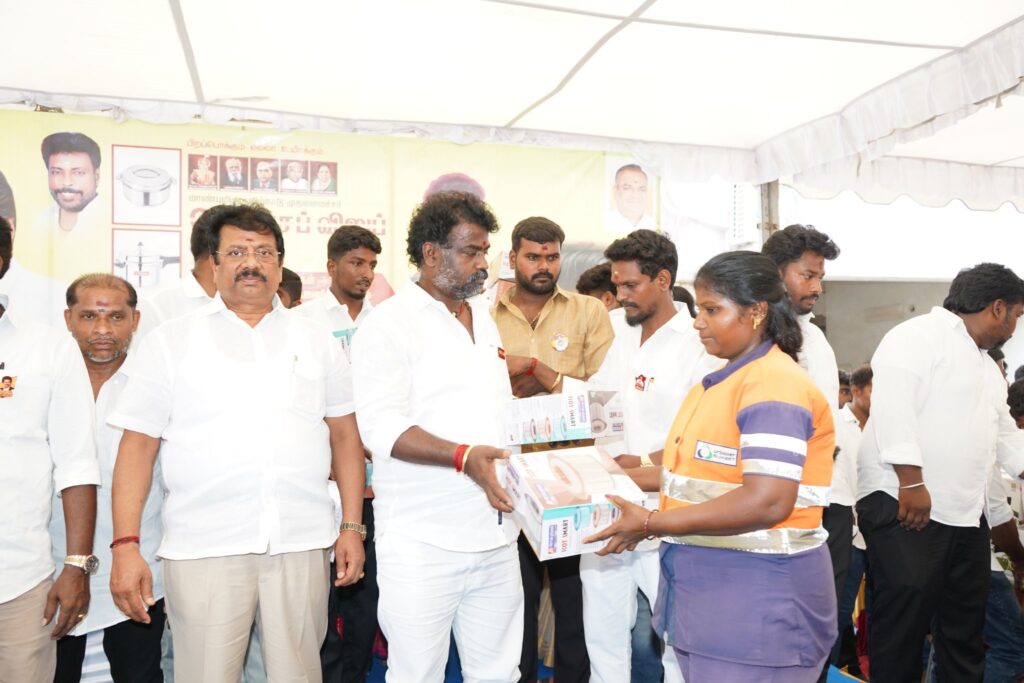 தலைவர் தளபதி சி. ஜோசப் விஜய் அவர்களின் பிறந்தநாளை முன்னிட்டு, சோழிங்கநல்லூர் 184வது கிழக்கு வட்டம் சார்பில் நடைபெற்ற மாபெரும் நலத்திட்ட உதவிகள் வழங்கும் விழாவில் ECR. பி. சரவணன் MLA மற்றும் கழக நிர்வாகிகள் பங்கேற்ற காட்சி.
