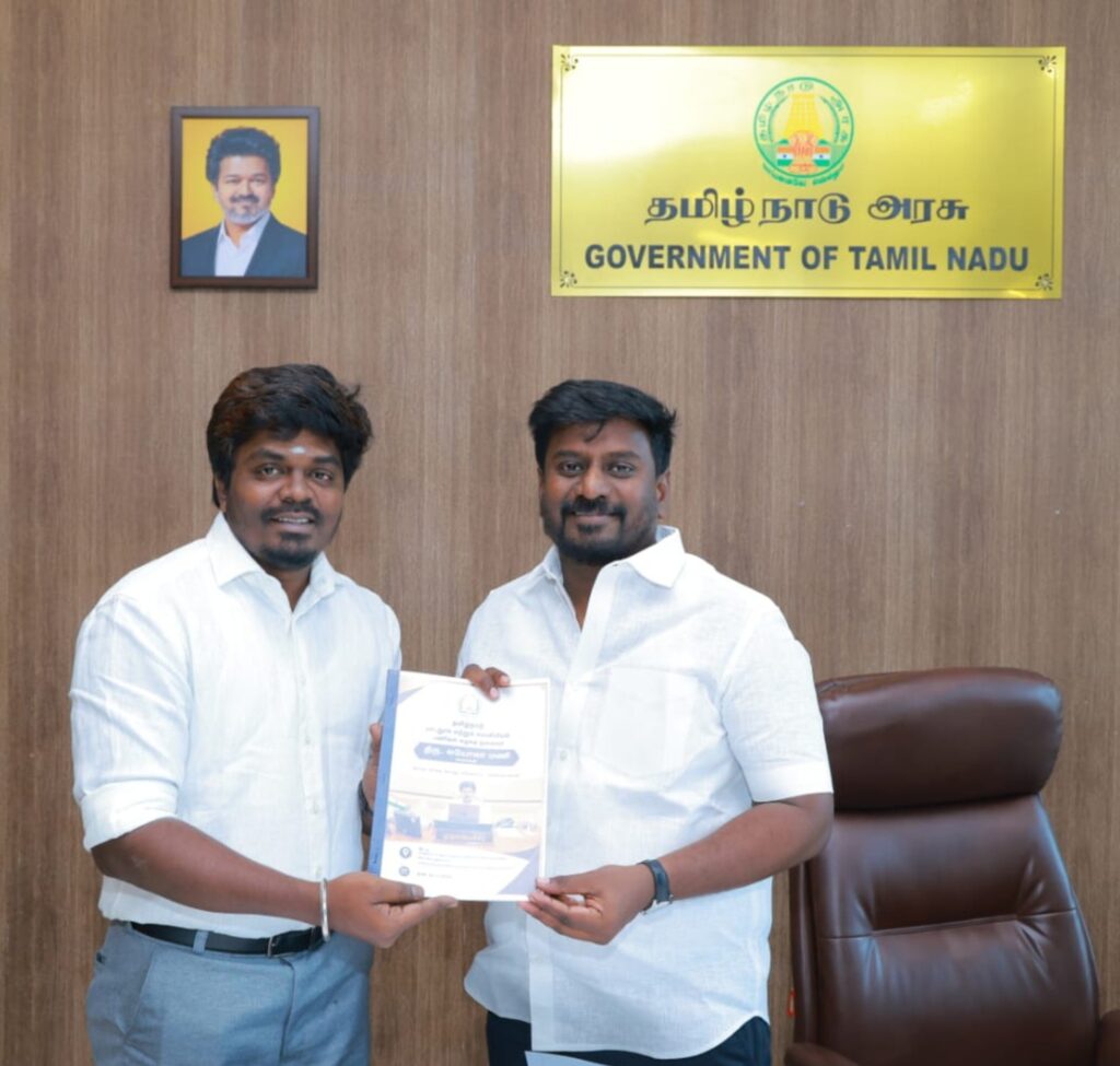 தமிழ்நாடு பாடநூல் மற்றும் கல்வியியல் பணிகள் கழகத்தின் தலைவர் லயோலா மணி, பள்ளிக்கல்வித்துறை அமைச்சர் ராஜ்மோகன் அவர்களிடம் கோரிக்கை புத்தகத்தை வழங்கும் காட்சி.