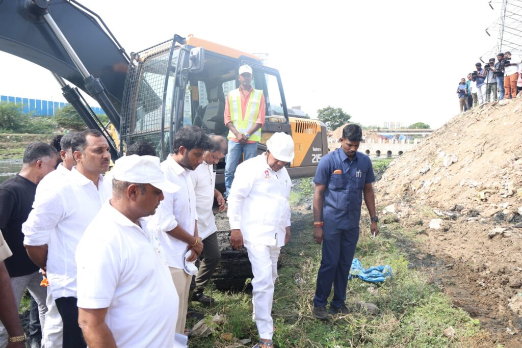 சென்னை கோயம்பேடு அருகிலுள்ள கூவம் நதியில் நீர்நிலைகள் தூர்வாரும் மற்றும் பராமரிக்கும் சிறப்புப் பணிகளை கள ஆய்வு செய்து தொடங்கி வைக்கும் ஊரக வளர்ச்சி மற்றும் நீர்வளத்துறை அமைச்சர் என். பஸ்ஸி ஆனந்த்.