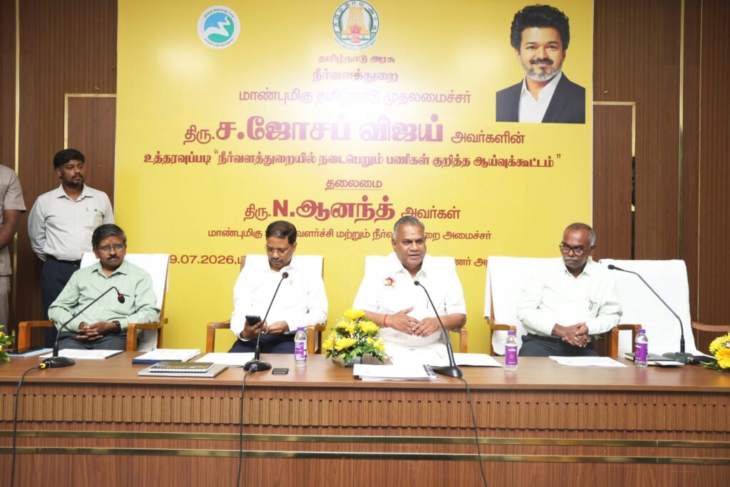 சென்னை கலைவாணர் அரங்கில் நடைபெற்ற நீர்வளத்துறையின் திட்டங்கள் மற்றும் வெள்ளத்தடுப்பு பணிகள் குறித்த ஆய்வுக்கூட்டத்திற்கு தலைமை தாங்கும் அமைச்சர் என். புஸ்ஸி ஆனந்த்.