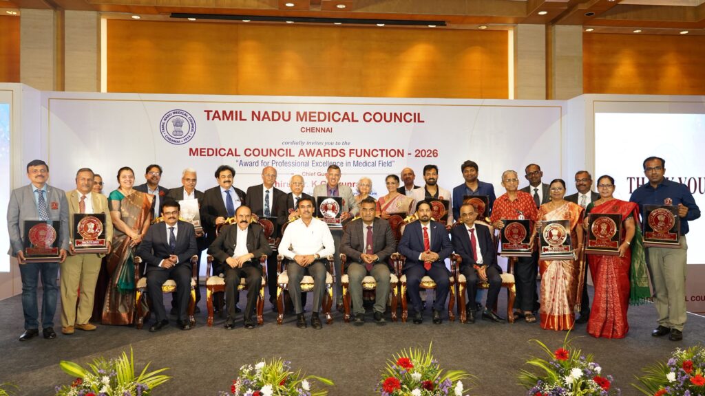சென்னையில் நடைபெற்ற தமிழ்நாடு மருத்துவ கவுன்சில் விருதுகள் வழங்கும் விழாவில் சிறந்த மருத்துவர்களுக்கு விருதுகளை வழங்கும் மருத்துவம் மற்றும் மக்கள் நல்வாழ்வுத்துறை அமைச்சர் டாக்டர் அருண்ராஜ்.