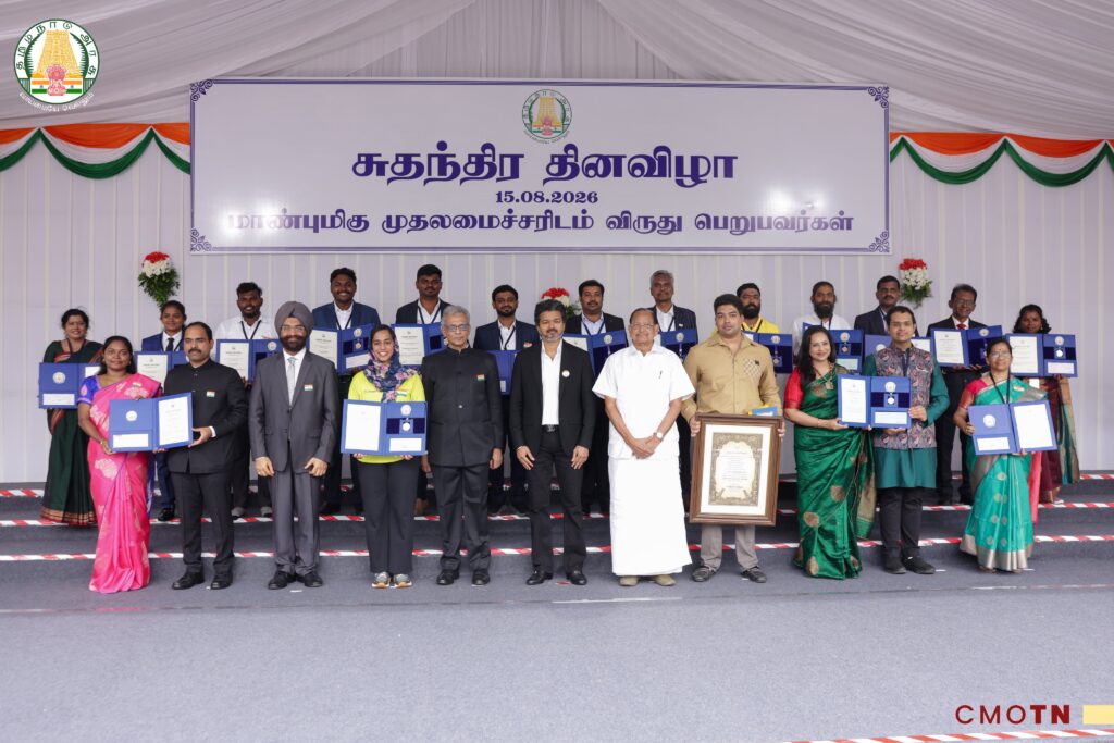 புனித ஜார்ஜ் கோட்டைக் கொத்தளத்தில் தேசியக் கொடியை ஏற்றிவைத்து தமிழ்நாடு அரசின் விருதுகளை வழங்கிய முதலமைச்சர் ச. ஜோசப் விஜய்