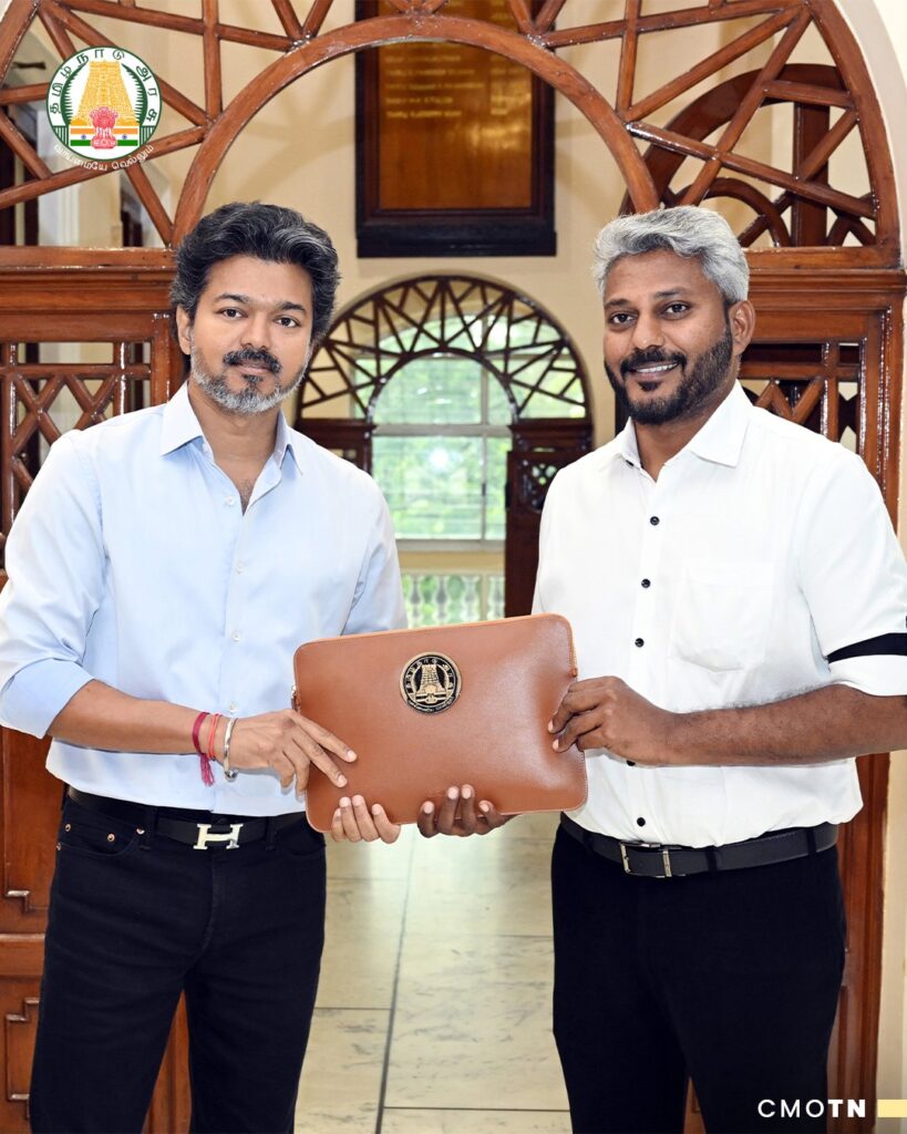 2026-27 திருத்திய நிதிநிலை அறிக்கையை தாக்கல் செய்வதற்கு முன் முதலமைச்சர் ச. ஜோசப் விஜயை சந்தித்து வாழ்த்து பெற்ற நிதியமைச்சர் நெ. மரிய வில்சன்