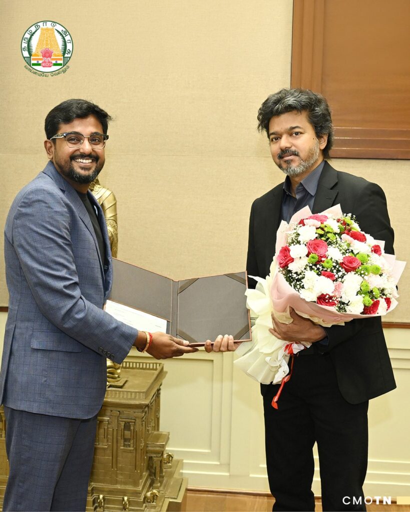 Stan Ventures CEO ஆர். பிரதீப் குமார் முதலமைச்சர் ச. ஜோசப் விஜயிடம் பொது நிவாரண நிதிக்கு ₹2 கோடிக்கான வங்கி வரைவோலையை வழங்கிய காட்சி