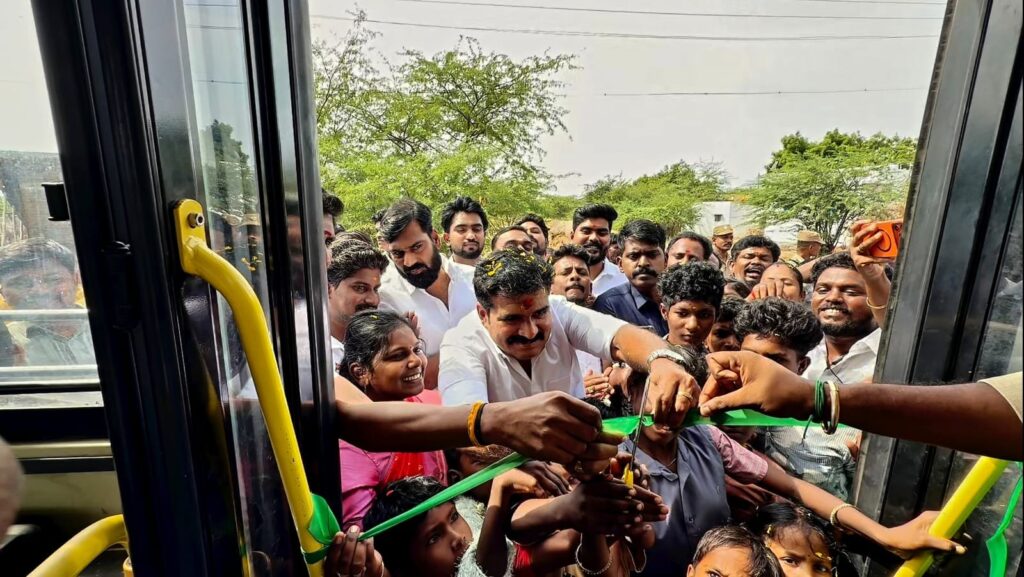 மதுரை ஆனைக்குளம் கிராமத்தில் நல்லூர் – குரண்டி வழித்தடத்திற்கான புதிய பேருந்து சேவையை தொடங்கி வைத்த அமைச்சர் CTR நிர்மல் குமார்