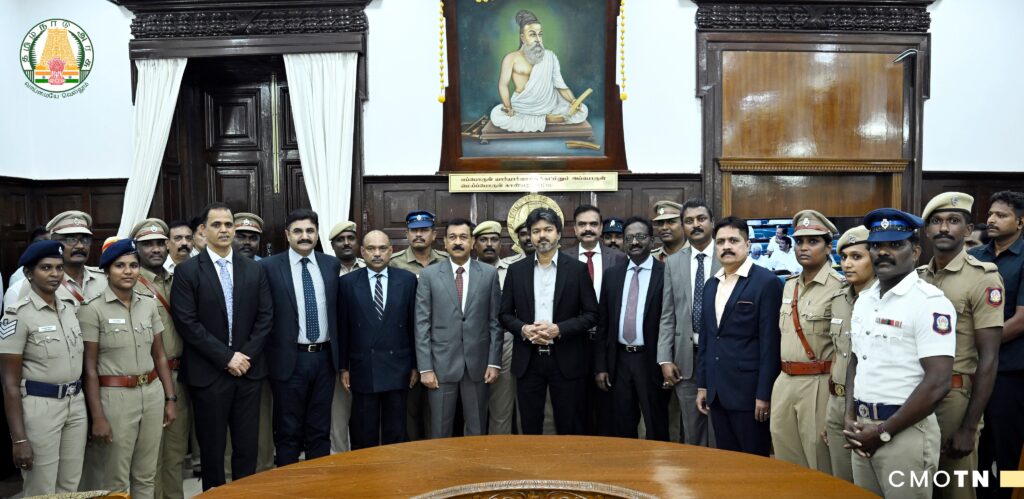 காவல்துறை மற்றும் தீயணைப்பு மீட்புப் பணிகள் துறை அலுவலர்கள் முதலமைச்சர் ச. ஜோசப் விஜயை சந்தித்த காட்சி