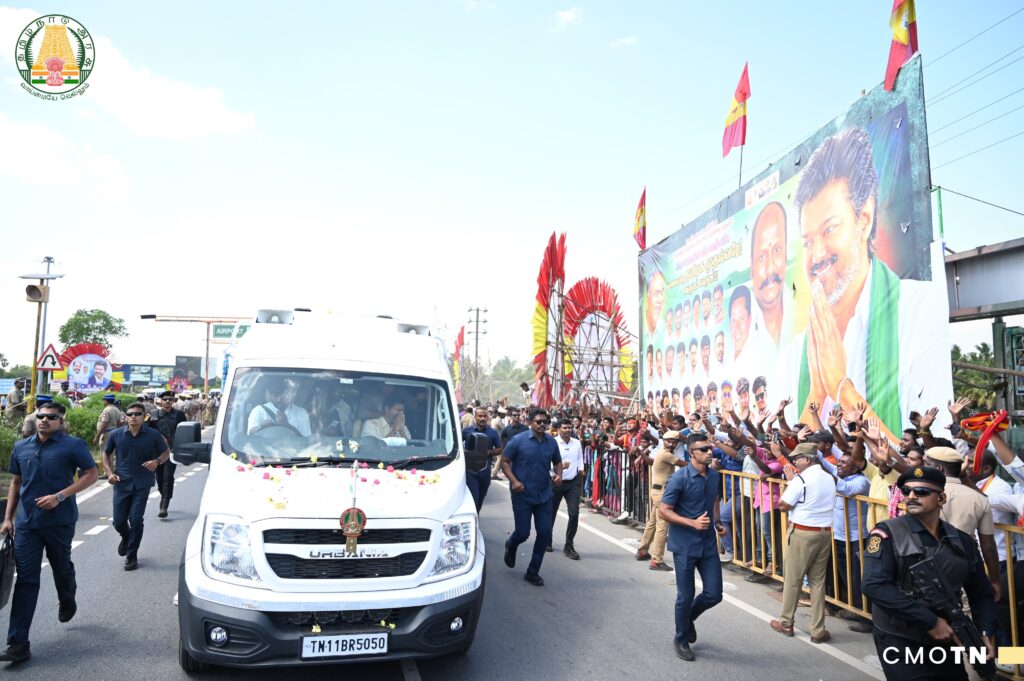 மேட்டூர் அணையிலிருந்து தண்ணீர் திறக்க சேலம் வந்த முதலமைச்சர் ச. ஜோசப் விஜய்க்கு உற்சாக வரவேற்பு